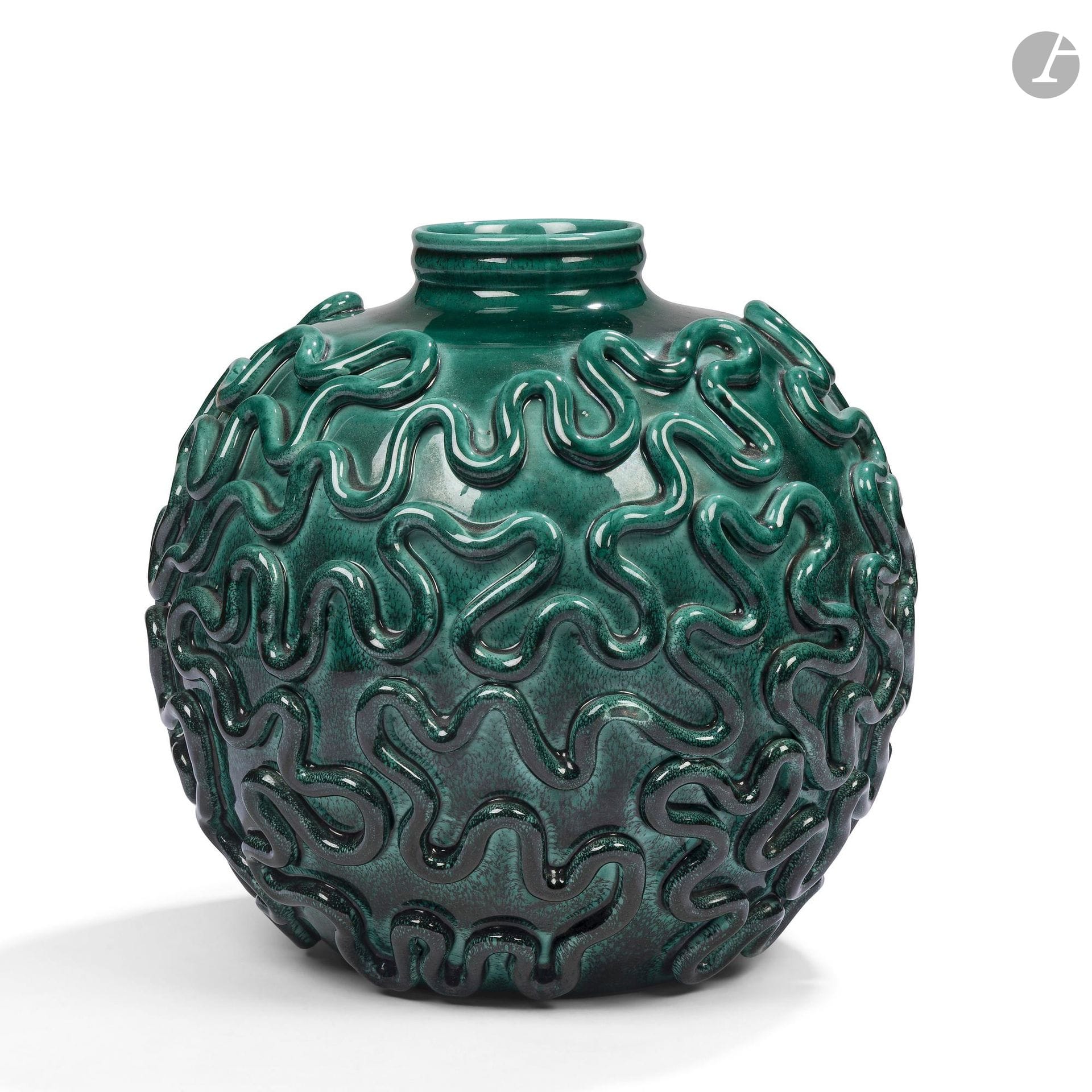 FAÏENCERIE D'ART DE SAINTE-RADEGONDE-EN-TOURAINE
Vermicule
Ball-shaped vase with annular neck; the title decoration is applied and in relief. Green glazed ceramic proof. Marked with an axe under the base. H. 23 cm