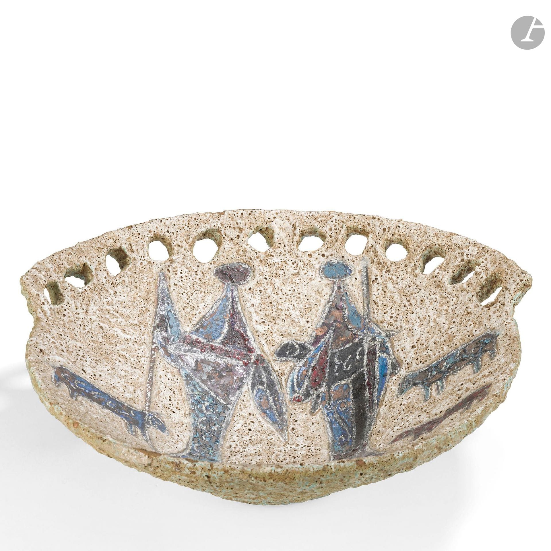 MARCELLO FANTONI (1915-2011)
Couple de bergers et leur mouton
Très importante coupe cratère asymétrique traitée dans le goût d’une poterie de fouille. Épreuve en céramique émaillée; le décor titre polychrome sur fond d’émail évoquant l’écume. Sauts d’émail épars. Signé FANTONI Italy au revers. H. 13 cm – D. 41 cm