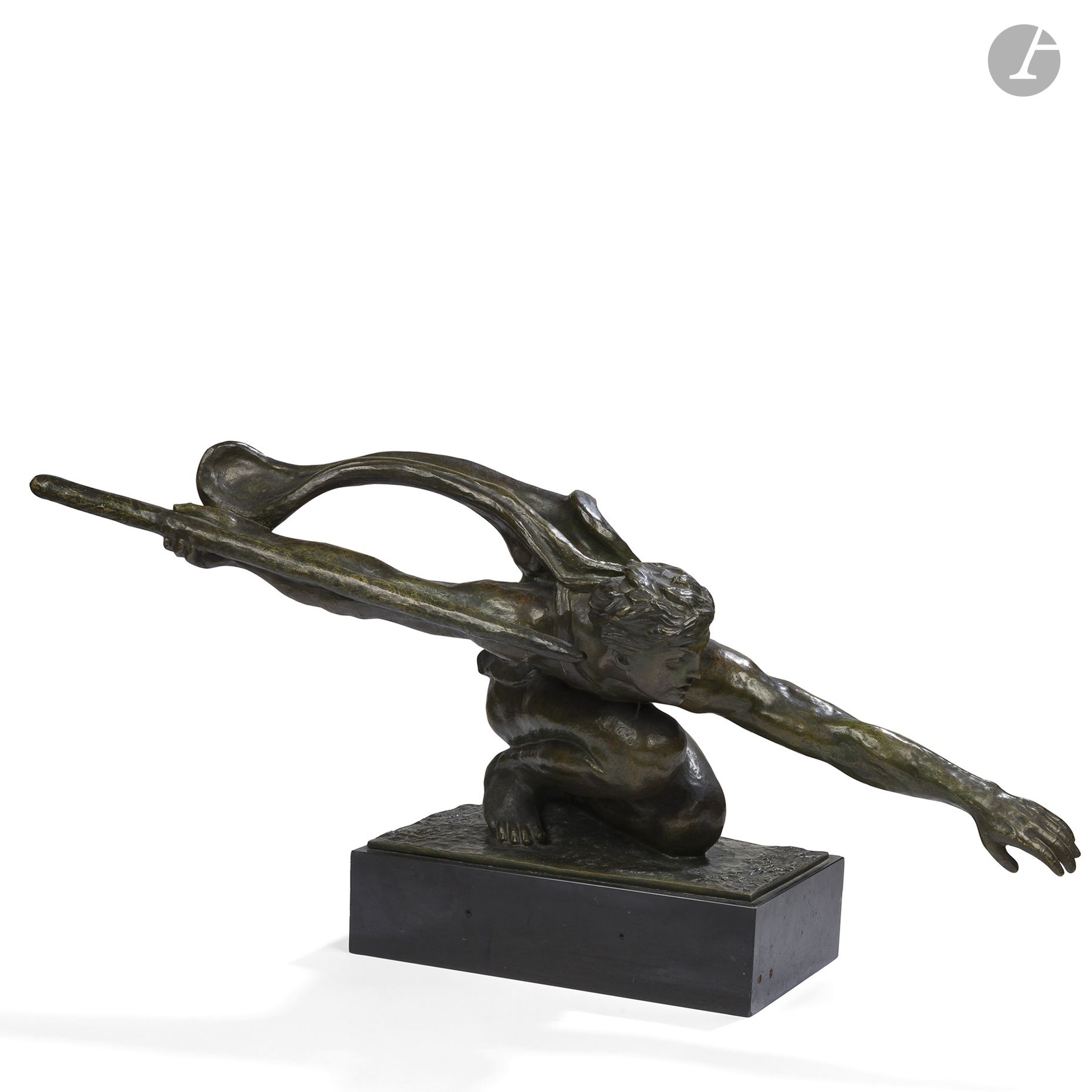 ALEXANDRE KÉLÉTY (1874-1940)SCULPTEUR & LES NEVEUX DU JULES LEHMANN ÉDITEUR
Le Lancer,épreuve numérotée 45
Sculpture. Épreuve en bronze à patine brun nuancé de vert olive. Fonte d’édition ancienne des années 1930-1950. La base quadrangulaire en marbre noir. SignéeKÉLÉTYetporte le numéro45,le cachet circulaire d’éditeurLN Paris JLet la mentionBronzesur la terrasse en bronze.Base comprise:H. 38 cm – L. 80 cm – P. 26 cm- Sculpture seule:H. 38 cm – L. 80 cm – P. 26 cm