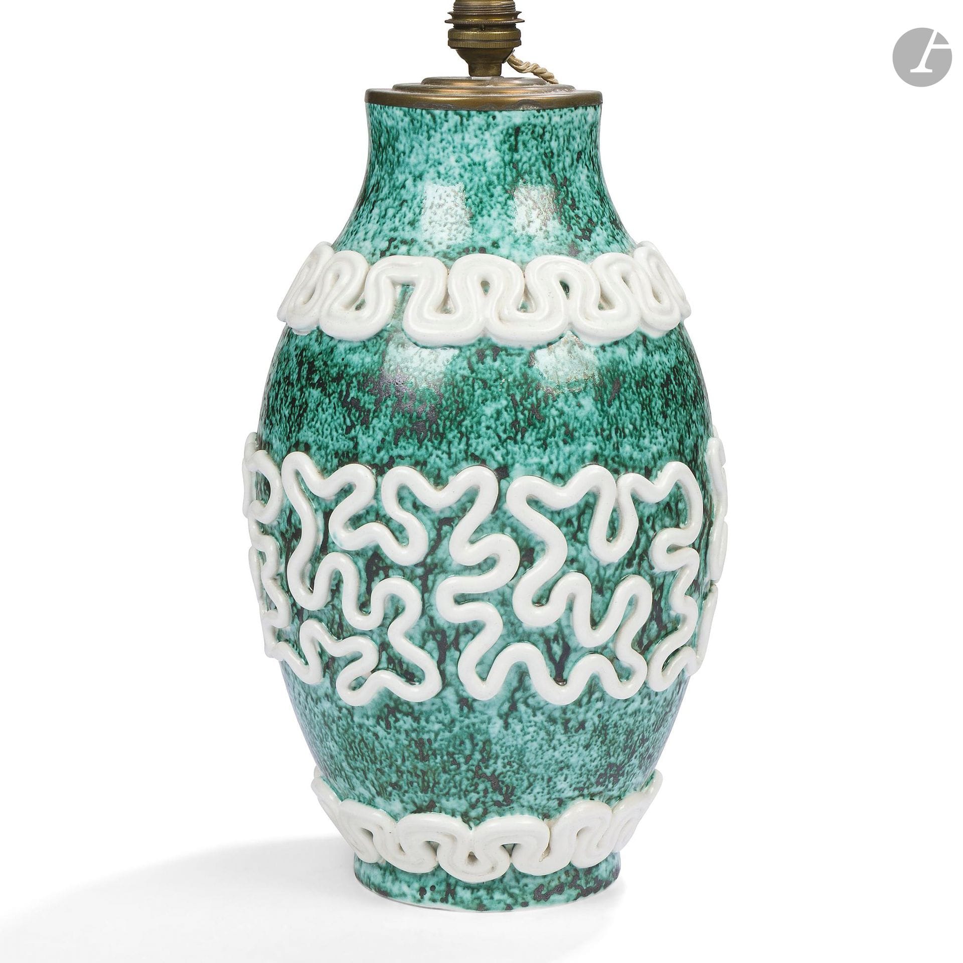 FAÏENCERIE D’ART DE SAINTE-RADEGONDE-EN-TOURAINE
Vermicule
Grand vase ovoïde monté en pied de lampe; le décor titre en application et en relief. Épreuve en céramique émaillée polychrome, les motifs traités en blanc sur fond vert jaspé. Équipé d’un bouchon en laiton et d’un système électrique. Le col du vase n’a pas pu être vérifier sous la platine en laiton. Marqué à la hache sous la base. H. 34 cm