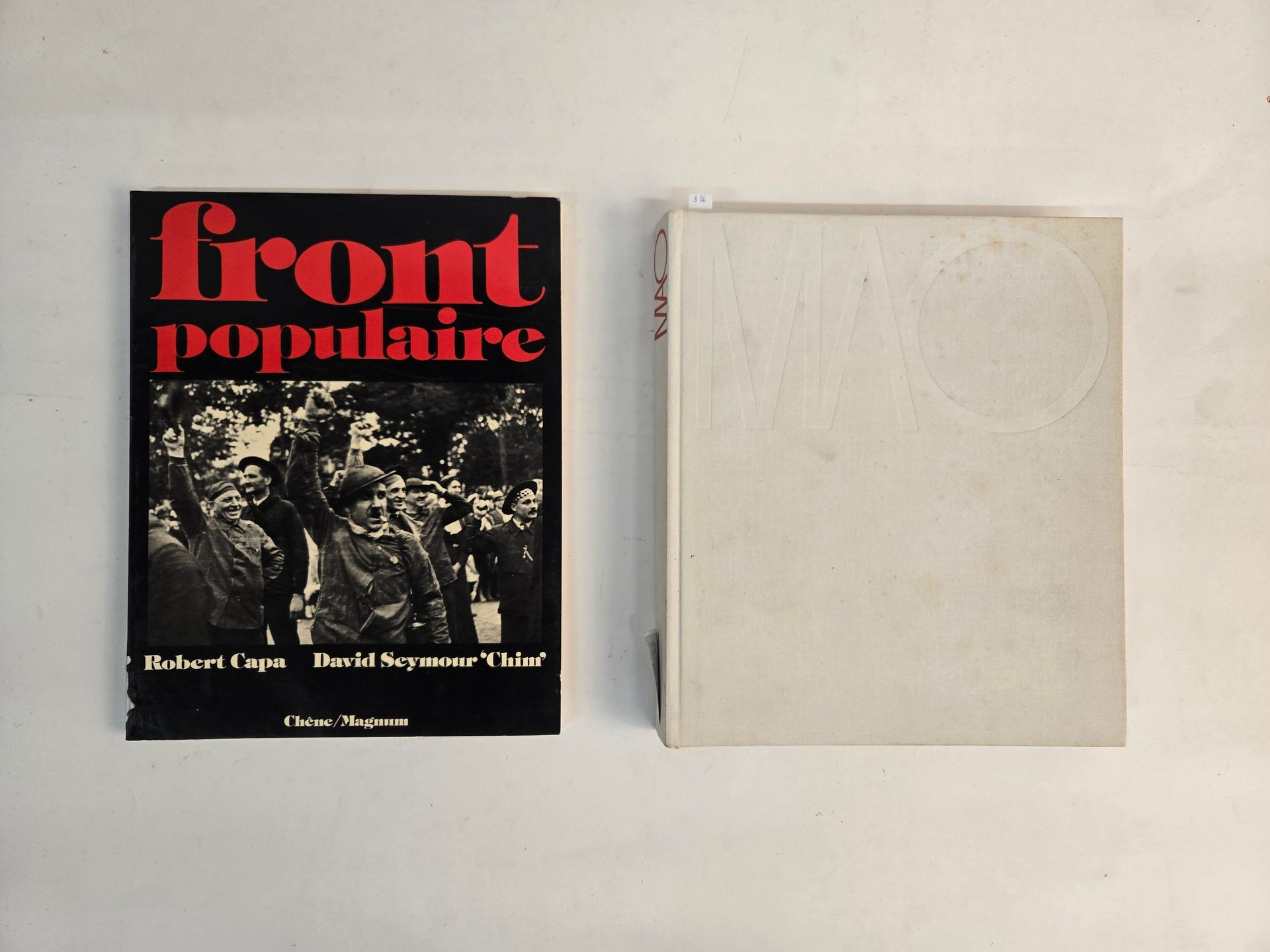 LIVRES DE PHOTOGRAPHIES - PHOTOBOOKS
Ensemble de deux livres : 
CAPA Robert, SEYMOUR David (dit CHIM), Front populaire, Chêne/Magnum, 1976
BODARD Lucien, Mao, Gallimard, 1970