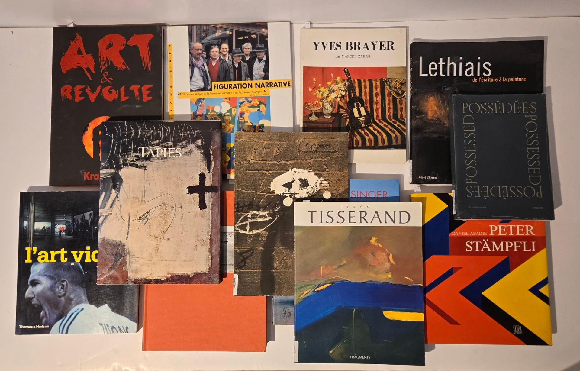 ART CONTEMPORAIN
Ensemble de 11 livres : 
OUVRAGE COLLECTIF, Possédé.e.s - Déviance, performance, résistance, Silvana Editoriale, 2020, neuf sous blister
ZAHAR Marcel, Yves Brayer - Pèlerin de la Méditerranée, Éditions vision sur les arts, 1975
CATALOGUE D'EXPOSITION, Lethiais de l’écriture à la peinture, Musée d’Évreux, du 15 octobre 2006 au 14 janvier 2007, avec un envoi de l’auteur
ABADIE Daniel, Peter Stämpfli, Skira, 1991
CHALUMEAU Jean-Luc, Figuration narrative - L’évolution logique de la Figuration narrative a été la peinture politique, Cercle d’art, 2005
VIAN-MANTOVANI Thérèse, Krajcberg - Art & Révolte, Materia Prima, Musée du Montparnasse, 2003
ABADIE Daniel, CEYSSON Bernard et DAVAL Jean-Luc, Gérard Singer, Skira, 1995
RAILLARD Georges, Tàpies - Peintures, Galerie Lelong, repères, cahier d’art contemporain n°44, 1988
CATALOGUE D'EXPOSITION, Günther Uecker Notations, Lévy Gorvy du 7 novembre 2019 au 25 janvier 2020
LEVY Jean Bernard, Jérôme Tisserand Intercession, Collection épisode, Fragments, 1996
TAPIE Michel, Antoni Tàpies - Oeuvres 1945-1968, Celiv, 1990
RUSH Michael, L’art vidéo, Nouvelle Édition, Thames & Hudson, 2007