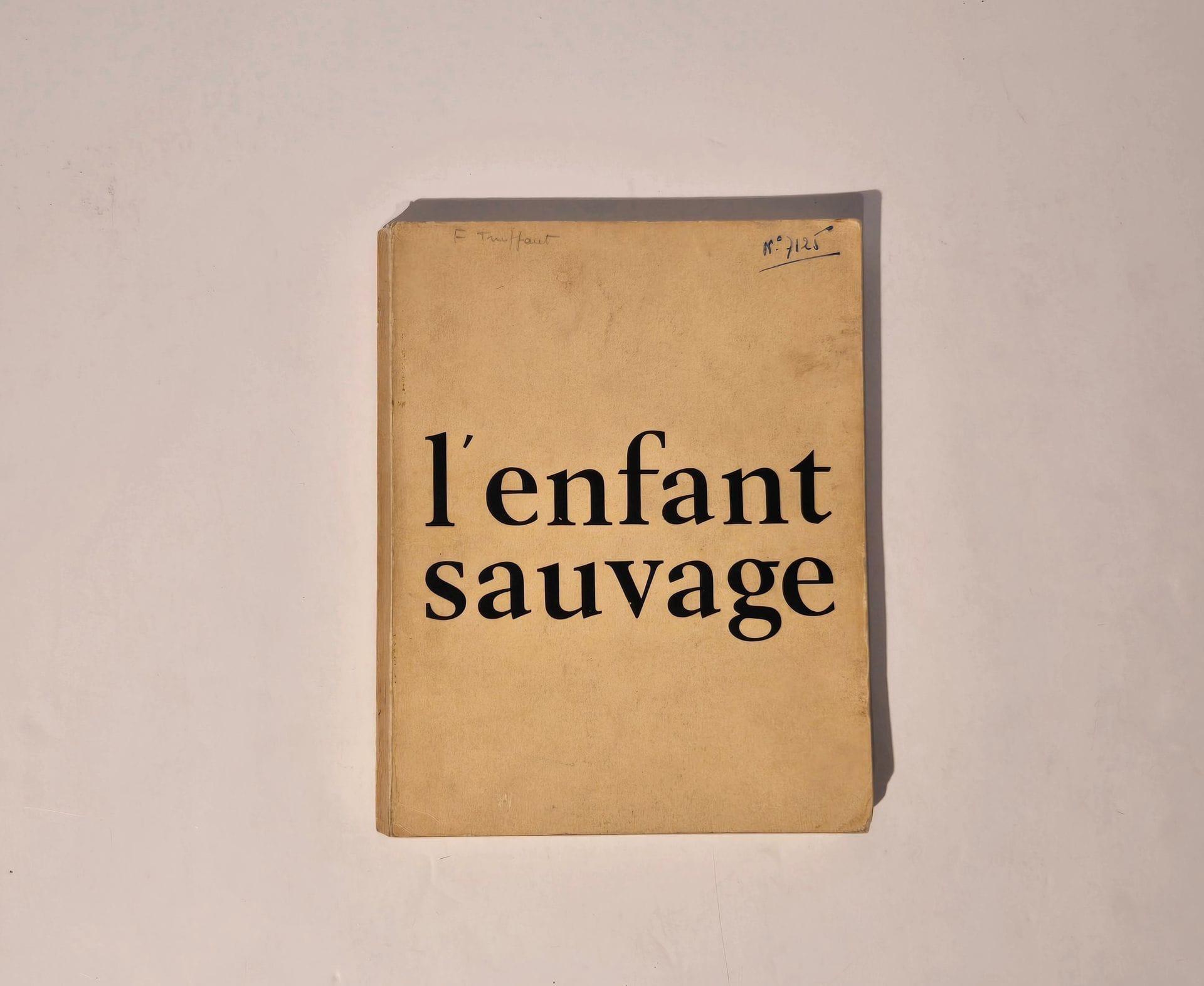 CINÉMA
François Truffaut, L’enfant sauvage, Paris, Les films du carrosse, dact. Solange Vidaud, 151 pages, broché, dos carré collé.
Édition originale sous forme de scénario pour l'adaptation du livre de Jean Itard par François Truffaut.