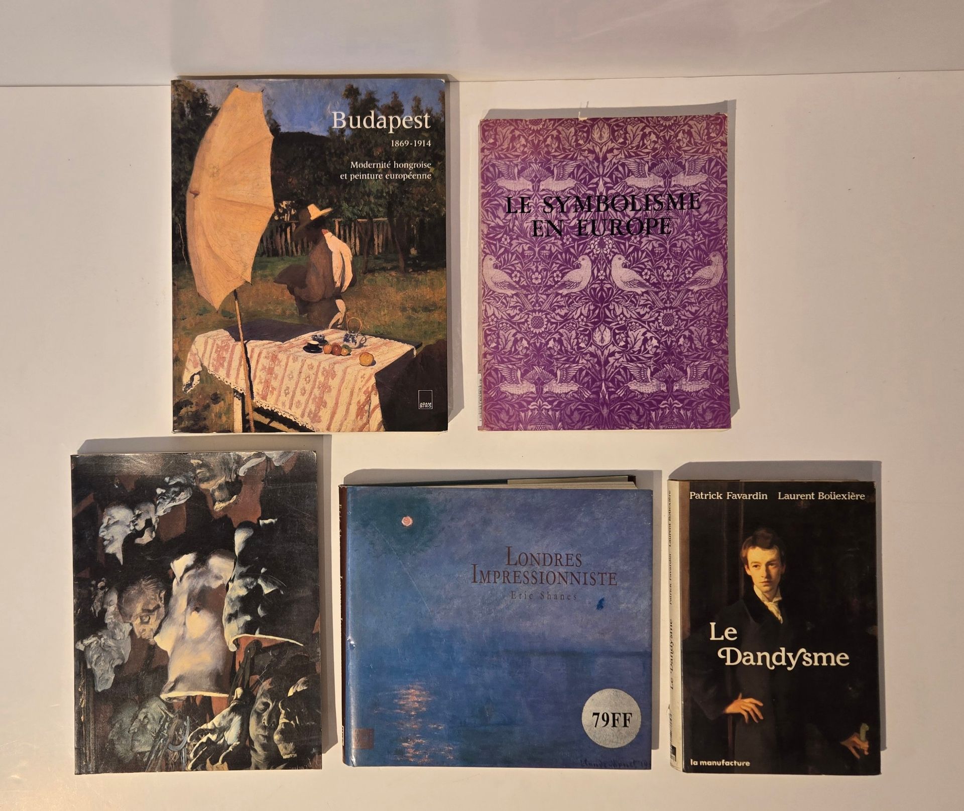 ART SYMBOLISTE ET EUROPÉEN
Ensemble de 5 ouvrages : 
FAVARDIN Patrick, BOUEXIERE Laurent, Le Dandysme, La Manufacture, 1988
SHANES Eric, Londres Impressionniste, Éditions Abbeville, 1994
CATALOGUE D'EXPOSITION, Le symbolisme en Europe, Novembre 1975 - Juillet 1976, Paris, Éditions des Musées Nationaux, 1976
CATALOGUE D'EXPOSITION, Symboles et réalités - La peinture allemande 1848-1905, Musée du Petit Palais, Octobre 1984 - janvier 1985
CATALOGUE D'EXPOSITION, Budapest 1869-1914 - Modernité hongroise et peinture européenne, Musée des Beaux-Arts de Dijon, juillet - octobre 1995