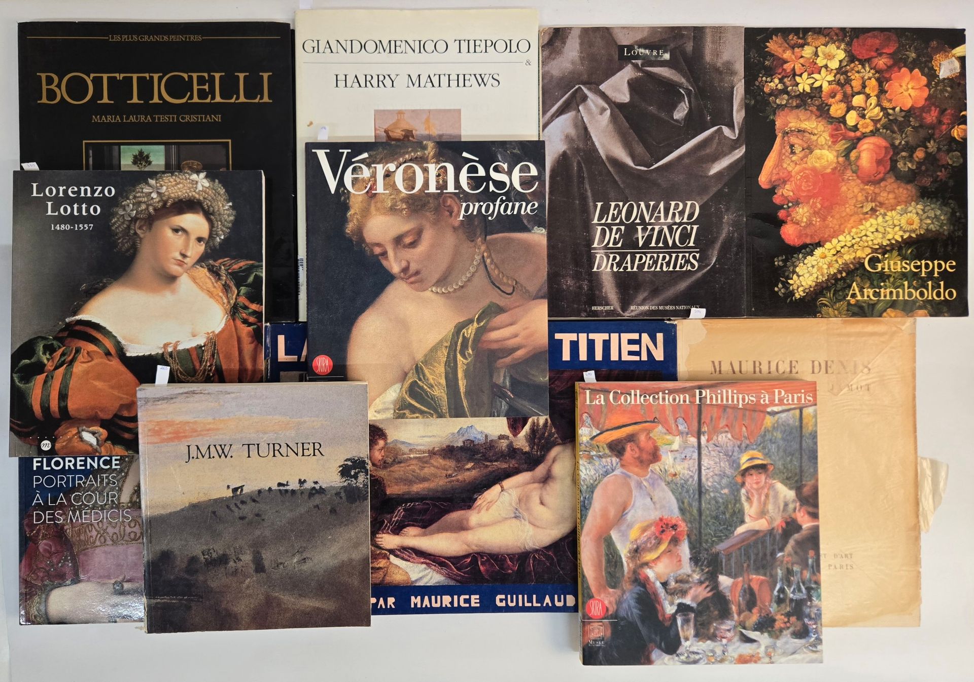 PEINTURE 
Ensemble de 11 ouvrages : 
GUILLAUD Maurice, La femme chez Titien, Éditions Guillaud, 1990
CATALOGUE D'EXPOSITION, J.M.W Turner, RMN, 1983
CATALOGUE D'EXPOSITION, La collection Phillips, Musée du Luxembourg, Skira, 2005
JAMOT Paul, Maurice Denis, Plon, 1945
CATALOGUE D'EXPOSITION, Lorenzo Lotto, 1480-1557, Grand-Palais, RMN, 1998
CATALOGUE D'EXPOSITION, Véronèse profane, Musée du Luxembourg, Skira, 2004
KRIEGESKORTE Werner, Giuseppe Arcimboldo, Taschen, 1989
CATALOGUE D'EXPOSITION, FLorence, portraits à la cour des Médicis, Musée Jacquemart-André, Fonds Mercator, 2015
CATALOGUE D'EXPOSITION, Léonard De Vinci, les études de draperie, Herscher, 1990
TESTI CRISTIANI Maria Laura, Botticelli, Éditions du Montparnasse, 1992
MATHEWS Harry, Giandomenico Tiepolo, Éditions FLOHIC, 1993