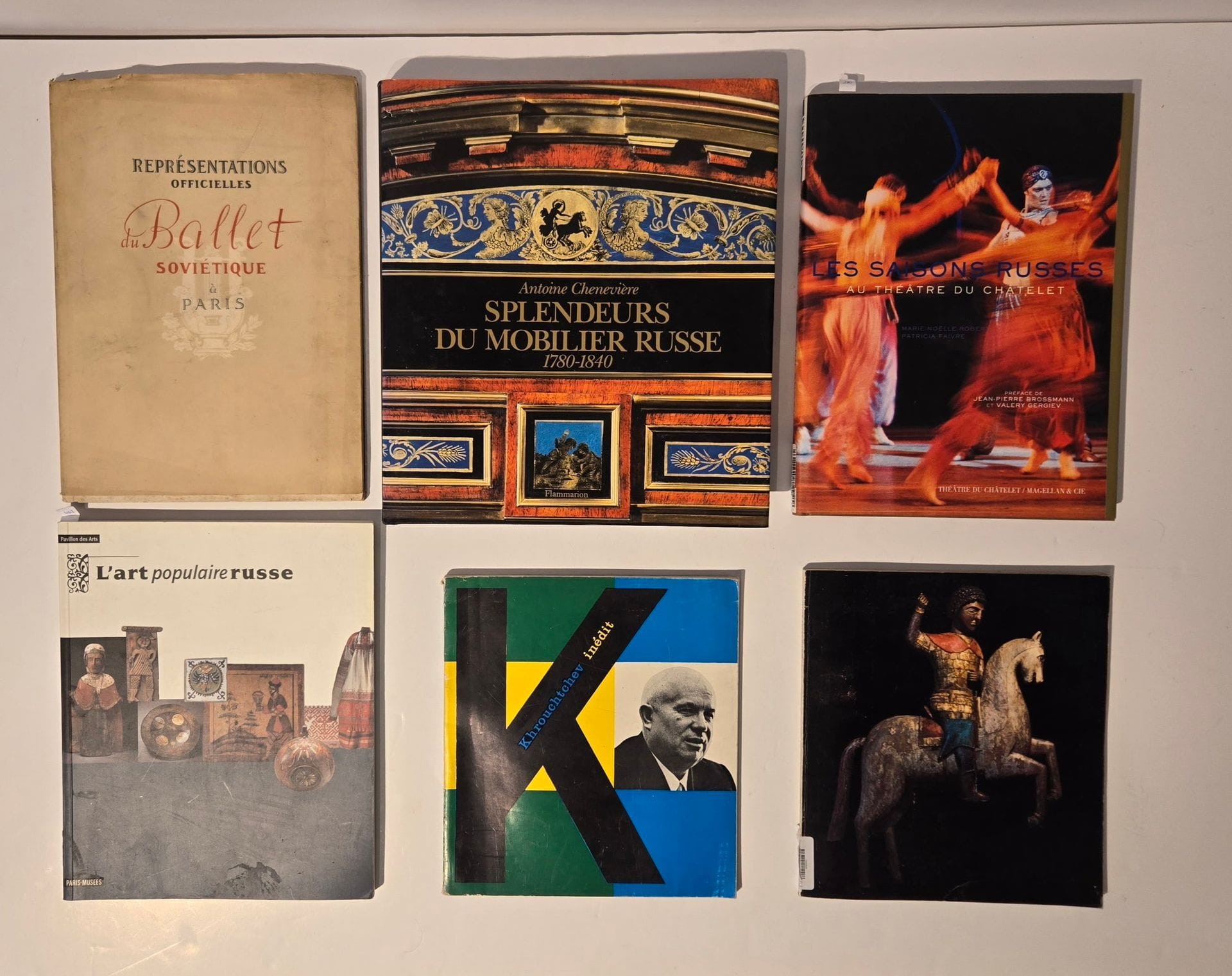 ART RUSSE - HISTOIRE RUSSE
Lot de 6 ouvrages sur les arts et la Russie : 
Représentations officielles du Ballet soviétique à Paris, 1954
CATALOGUE D'EXPOSITION, L’art populaire russe, Pavillon des arts, 15 décembre 1993 - 17 avril 1994, Paris Musées, 1993
COURTADE Pierre, Khroutchev, inédit, Éditions sociales, 1960
ROBERT Marie-Noëlle, FAIVRE Patricia, Les saisons russes au Théâtre du Châtelet, Magellan & Cie, 2004
CATALOGUE D'EXPOSITION, La grande tradition du bois sculpté russe ancien et moderne, collection des musées soviétiques, Février - Avril 1973, Galeries nationales du Grand Palais, 1973
Splendeurs du mobilier russe