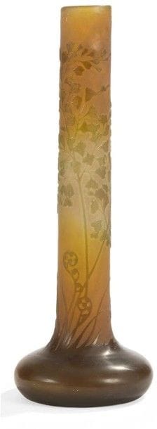 Émile GALLÉ (1946-1904)
Vase oignon à panse toupie et haut col cylindrique.
Épreuve de tirage industriel en verre multicouche dégagé à l’acide au décor brun-vert, de fleurs sauvages et de fougères, sur fond jaune ambré.
Un coup de meule circulaire, probablement d’origine, sur le pourtour de la panse.
Signé GALLÉ en réserve, gravé en camée à l’acide.
Hauteur : 33,7 cm
