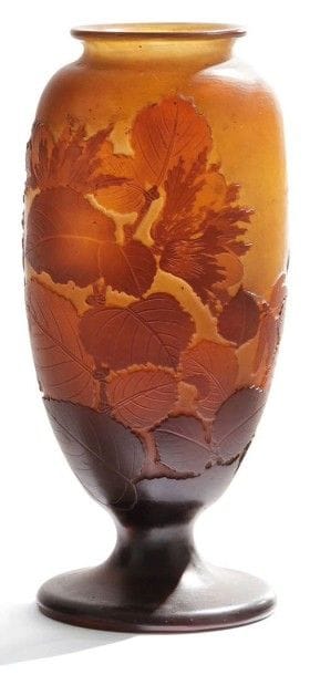 Émile GALLÉ (1946-1904)
Vase ovoïde méplat sur piédouche.
Épreuve de tirage industriel en verre multicouche dégagé à l’acide au décor brun et roux, de branches de noisetier, sur fond ambre.
Signé GALLÉ en réserve, gravé en camée à l’acide.
Hauteur : 21,7 cm
