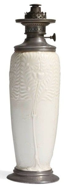 Édouard COLONNA (1862-1948) pour L’ART NOUVEAU BING
Rare vase balustre monté en lampe à pétrole.
Épreuve en porcelaine émaillée ivoire au décor en relief  de motifs végétaux traités dans le goût symboliste.
Circa 1900.
Manufacture Gérard, Dufraissex et Abbot.
Édition Art Nouveau Bing (A.N.B.) Leuconoé.
Base sertie et montage du réservoir réalisés en étain, très probablement d’origine.
Hauteur : 45 cm
Bibliographie :
« The Paris Salons 1895-1914- Volume IV : Céramics & Glass » par Alastair Duncan. Antique Collectors’ Club, 1998. Modèle du vase reproduit page 91.
