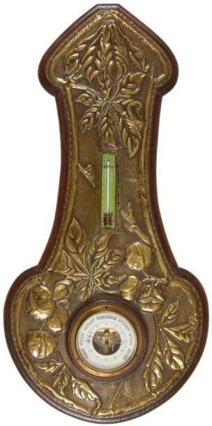 Alfred Louis DAGUET (1875-1942) pour L’ART NOUVEAU BING
Baromètre-thermomètre mural de forme violonée.
La façade est entièrement parée d’une feuille de laiton en découpe et au décor repoussé naturaliste de branches et de fruits de marronnier.
Support en chêne au pourtour mouluré.
Circa 1902.
Signé Alf. DAGUET et marqué Cuivres BING sur la partie haute de la feuille de laiton.
Hauteur : 70 cm