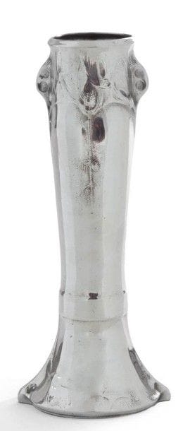 KAYZERZINN
Haut vase en étain (ré)argenté au décor repoussé de motifs Jugendstil.
Circa 1900.
Signé du cachet KAYZERZINN sous la base.
Hauteur : 30 cm