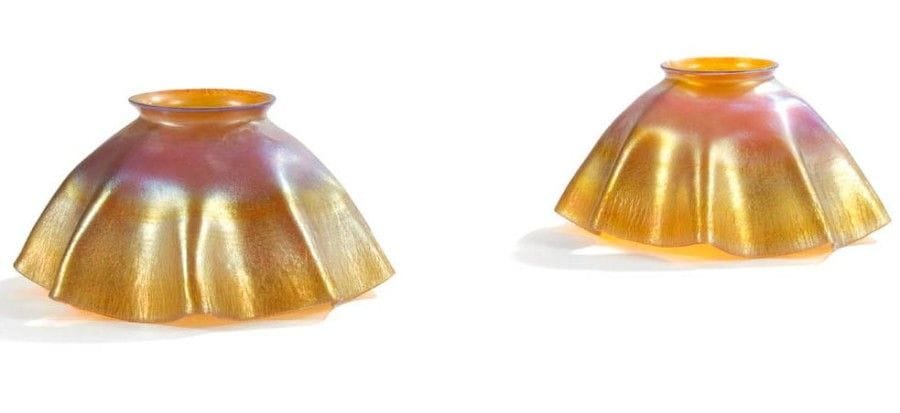 Louis Comfort TIFFANY (1848-1933)
Deux abat-jour en corolle au contour festonné.
Épreuves en verre irisé aux reflets mordorés et parme.
Circa 1900.
Chaque pièce est signée du monogramme L.C.T., gravé sur la gorge de fixation.
Hauteur : 9,5 cm
Diamètre : 18,5 cm