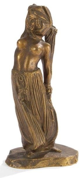 Charles GIR (1883-1941)
Femme Ouled Nail
Sculpture en bronze doré.
Épreuve d’édition ancienne, circa 1925.
Signée Ch. GIR sur la terrasse et porte la mention Alexis Rudier Fondeur Paris sur la tranche de la terrasse.
Hauteur : 25,5 cm 
Exposition : 
« Société Française des Artistes Coloniaux » Exposition de 1924, Paris. Une Ouled Nail en bronze doré, référencée sous le numéro 146 du catalogue, fût présentée lors de cette manifestation