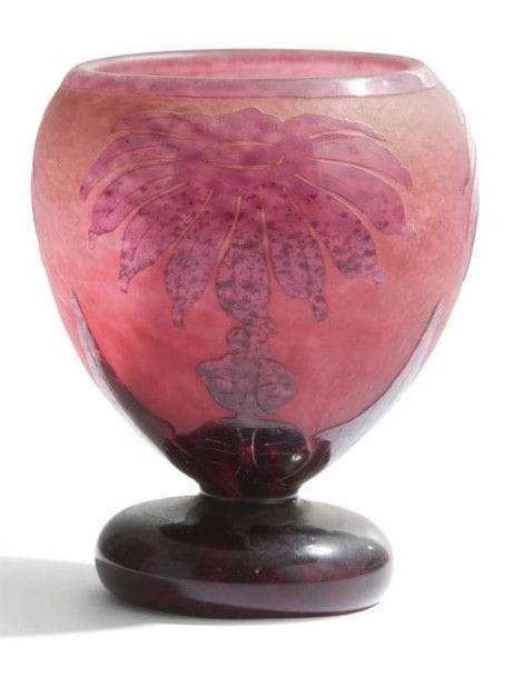 LE VERRE FRANÇAIS
Dahlias, circa 1923-26
Vase ovoïde à large col annulaire et reposant sur une base débordante.
Épreuve en verre multicouche dégagé à l’acide au décor violet sur fond lie de vin.
Signé LE VERRE FRANÇAIS sur le pied.
Hauteur : 15,5 cm