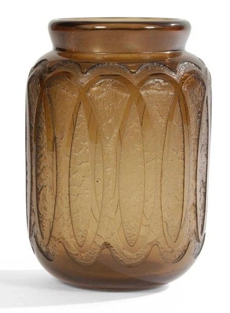DAUM Nancy France
Vase cylindrique à col en retrait et légèrement évasé.
Épreuve en verre brun au décor tournant géométrique profondément dégagé à l’acide.
Travail des années 1930.
Signé DAUM Nancy France en lettres bâtons, gravées vers la base.
Hauteur : 23,5 cm