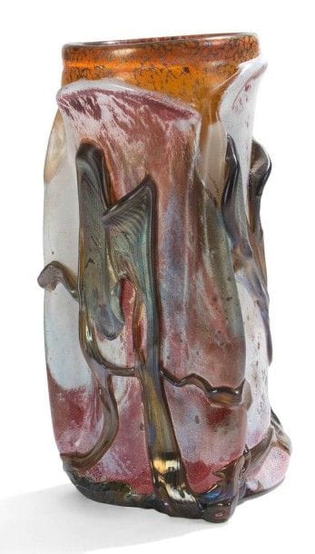 Jean-Claude NOVARO (né en 1943)
Important vase en verre entièrement modelé à chaud aux épaisses applications irisées.
Signé Jean-Claude NOVARO, à la pointe sous la base.
Hauteur : 36,5 cm