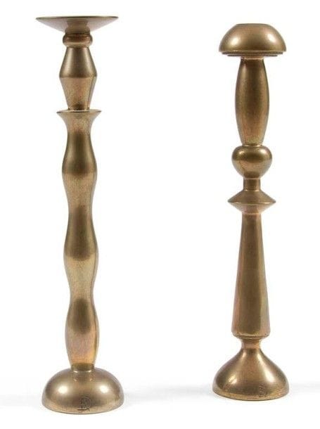 PUCCI di ROSSI (1947-2013) 
Mâle et femelle
Paire de bougeoirs sculptures.
Épreuves en bronze patiné.
Chaque pièce monogrammée sur la base.
Hauteurs : 33 cm & 33,3 cm