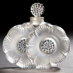 Maison LALIQUE d?après un modèle René LALIQUE (1860-1945)
Deux Fleurs, modèle créé le 26 septembre 1935 Flacon. Corps en verre soufflé moulé et, en partie, satiné. Bouchon en verre moulé pressé. Signé LALIQUE France en lettres cursives à la pointe sous la base. Hauteur: 9,5 cm Bibliographie: «R. Lalique, catalogue raisonné de l?oeuvre de verre» par Félix Marcilhac. Éditions de l?amateur. Paris 2004. Modèle identique reproduit page 339 et référencé sous le numéro 11-301.