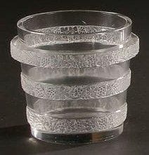 Maison LALIQUE d?après un modèle René LALIQUE (1860-1945)
Ri(c)quewihr, modèle créé le 16 juin 1938 Lave-raisins. Épreuve en cristal moulé pressé et, en partie, satiné. Signé du cachet LALIQUE France sous la base. Hauteur: 12,5 cm Bibliographie: «R. Lalique, catalogue raisonné de l?oeuvre de verre» par Félix Marcilhac. Éditions de l?amateur. Paris 2004. Modèle identique reproduit page 782 et référencé sous le numéro 11-955.