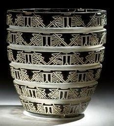 René LALIQUE (1860-1945) & Suzanne LALIQUE (1892-1989)
Lagamar dit aussi Vase six bandes d?'ornements, modèle créé le 15 février 1926, non repris après 1947. Vase en verre moulé pressé et, en grande partie, émaillé noir. Signé R. LALIQUE en intaille sous la base. Hauteur: 18,5 cm. Bibliographie: «R. Lalique, catalogue raisonné de l?'oeuvre de verre» par Félix Marcilhac. Éditions de l'?amateur. Paris 2004. Modèle identique reproduit page 432 et référencé sous le numéro 967.
