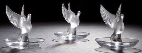 Maison LALIQUE
Colombe Suite de trois baguiers en cristal, en partie, satiné. Chaque pièce signée LALIQUE France à la pointe sous la base. Hauteur: 10 cm Provenance: Collection Madame H. Paris.