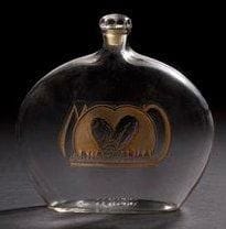 RENE LALIQUE (1860-1945)
Un Rien, pour MARTIAL & ARMAND, au registre des modèles le 4 octobre 1924 Flacon à parfum. Corps en verre soufflé moulé et, en partie, patiné ocre rouge d?origine. Bouchon dépareillé non d?origine. Marqué ARMAND & MARTIAL dans la partie basse du décor. Signé R. LALIQUE en relief sous la base. Hauteur: 13 cm Bibliographie: «R. Lalique, catalogue raisonné de l?oeuvre de verre» par Félix Marcilhac. Éditions de l?Amateur, Paris, 2004. Modèle identique reproduit page 945 et inscrit sous la référence Martial & Armand.