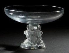 Maison LALIQUE
Angelots Coupe sur pied. Épreuve en cristal moulé pressé et, en partie, satiné. Signée LALIQUE ® France en lettres cursives sous la base. Hauteur: 15 cm Diamètre: 22,8 cm
