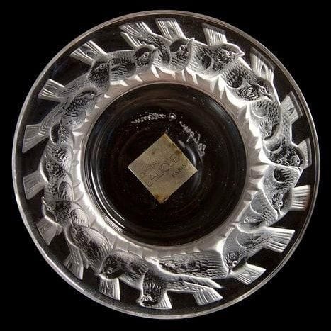 Maison LALIQUE
Irène Cendrier en cristal moulé pressé et, en partie, satiné. Vendu dans son coffret d?origine. Signé LALIQUE ® France en lettres cursives, à la pointe au revers. Diamètre: 9,5 cm