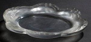 Maison LALIQUE
Plumes Coupe creuse ovale en cristal au contour polylobé. Épreuve en cristal moulé pressé et, en partie, satiné. Signée LALIQUE France en lettres cursives sous la base. Longueur: 27,5 cm