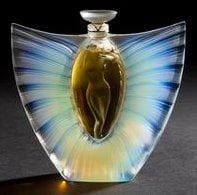 LALIQUE Parfums - Fondé par Marie-Claude LALIQUE (1935-2003)
Sylphide, Collection Millésime de l?Année 2000 Flacon de parfum. Corps en cristal opalescent soufflé moulé et en partie satiné. Bouchon en cristal moulé pressé et en partie satiné. Scellé et parfum d?origine. Vendu dans son coffret d?origine. Édition limitée et numérotée F163. Signé LALIQUE ® France en lettres cursives vers la base, coffret marqué et porte l?indication Flacon - Collection - Édition - 2000. Hauteur flacon: 13 cm Coffret: 16 x 15 x 8 cm