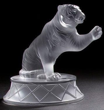 Maison LALIQUE
Tigre Tigrou Sujet décoratif en cristal moulé pressé et satiné. Vendu dans son coffret d?origine. Signé LALIQUE ® France sous la base. Hauteur: 17 cm