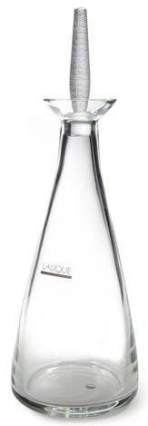 Maison LALIQUE
Louvre Carafe en cristal soufflé moulé. Le bouchon en cristal moulé pressé au délicat décor satiné. Vendue dans son coffret d?origine. Signée LALIQUE ® France sous la base. Hauteur: 34 cm