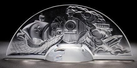 Maison LALIQUE
América Motif décoratif en cristal moulé pressé et, en partie, satiné. Vendu dans son coffret d?origine. Signé LALIQUE ® France sur la tranche de la partie supérieure. 16,5 x 36 x 13 cm