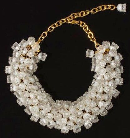 Maison LALIQUE
Muguet Collier en cristal moulé pressé satiné et métal doré. Signé LALIQUE sur le fermoir.