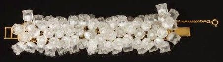 Maison LALIQUE
Muguet Bracelet en cristal moulé pressé satiné et métal doré. Signé LALIQUE sur le fermoir.