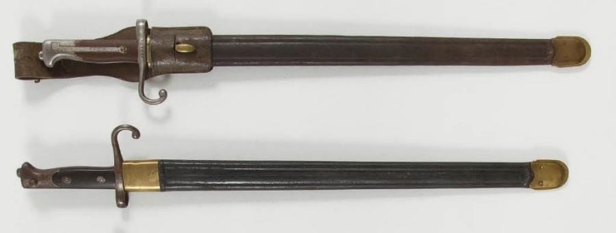 ITALIE
Deux baïonnettes modèle 1870, pour fusil Vetterli. Montures en fer. Poignées à plaquettes de bois. Une croisière matriculée. Lames à pans creux. Fourreaux en cuir à deux garnitures en laiton. Une avec gousset en cuir havane. Longueur lame: 51,8 cm - Longueur totale: 64,6 cm B.E