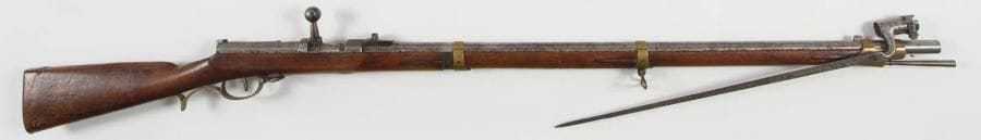 Allemagne
Fusil à aiguille Dreyse modèle 1841. Canon rond à pans au tonnerre, avec marquages et hausse à deux lames. Boîte de culasse datée «1855» et «1859» et marquée «Soemmerde N.D. Mod 41». Garnitures en laiton poinçonné. Plaque de couche en fer, avec matricule «J.R. 51 4 102.» Crosse en noyer. Baguette en fer. Avec une baïonnette à douille au modèle. S.F. A.B.E. (Fêle au bois à l?arrière de la culasse). Longueur arme: 142 cm Longueur baïonnette: 56 cm