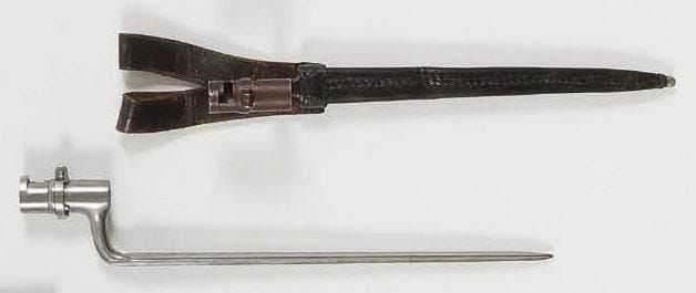 SUISSE
Deux baïonnettes à douille de cadet: - Une pour fusil à percussion modèle 1842 à 1860. Longueur lame: 32 cm - Longueur totale: 38 cm - Une modèle 1842. Fourreau en cuir noir avec bouterolle en fer, avec porte-fourreau intégré. Finition bronzée. Longueur lame: 24,9 cm - Longueur totale: 30 cm B.E. S.F