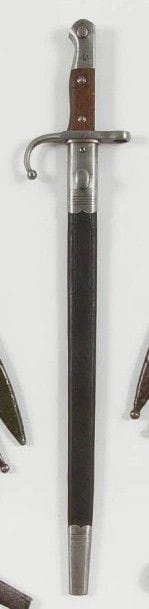 TURQUIE
Deux sabres-baïonnettes: - Modèle 1874, pour fusil Peabody. Poignée à plaquettes de cuir quadrillé (petits éclats). Monture en acier. Lame Yatagan. Fourreau en cuir à deux garnitures en acier découpé. Longueur lame: 57,7 cm - Longueur totale: 71,7 cm - Modèle 1887, pour fusil Mauser turc. Poignée à plaquettes de bois. Monture en acier poinçonné. Fourreau en cuir à deux garnitures en acier découpé. Longueur lame: 46,2 cm - Longueur totale: 58,9 cm A.B.E