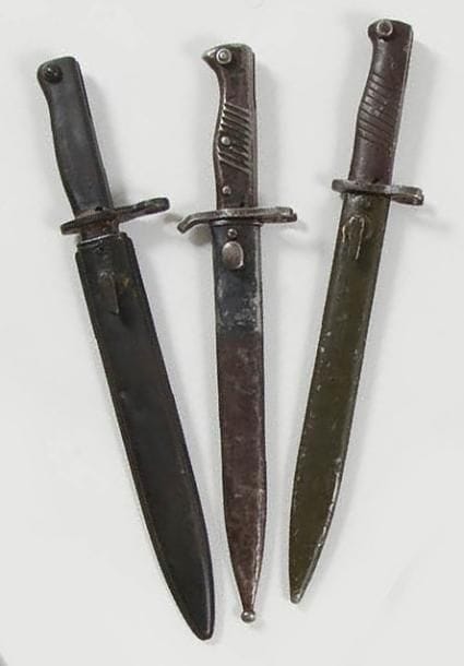 TURQUIE
Trois baïonnettes Ersatz: - Pour fusil Mauser 1935, fabrication allemande. Ll: 25,2 cm - Lt: 37,6 cm - Pour fusil Mauser 1888 ou 98. Ll: 24 cm - Lt: 35,8 cm - Pour fusil Mauser 1888 ou 98. Ll: 24,9 cm - Lt 36,9 cm Poignées et montures en acier. Fourreaux en tôle de fer. A.B.E