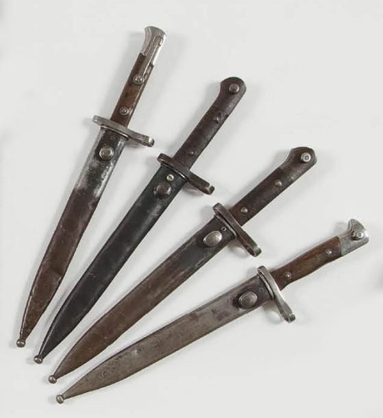 TURQUIE
Quatre baïonnettes modèle 1935, pour fusil Mauser. Une construite neuve, deux faites neuves avec pièces anciennes. Longueur lame: 25,5 cm env. Longueur totale: 37,5 cm A.B.E