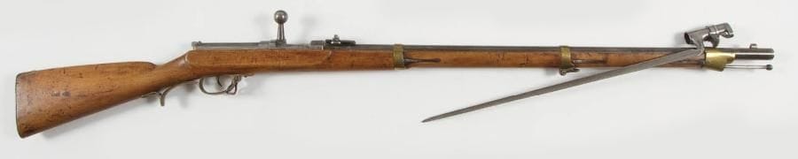 Allemagne
Fusil d?infanterie Dreyse modèle 1862 à verrou, calibre 13,6 mm. Canon rond à pans au tonnerre frappé Stahl, hausse à deux lames. Boîte de culasse frappée «BG Mod 62» «Dantzig». Garnitures en laiton poinçonné. Plaque de couche en fer avec marquages d?un régiment de grenadiers. Crosse en noyer clair. Baguette boulée à l?extrémité. Avec une baïonnette à douille au modèle. S.F. B.E. Longueur arme: 135 cm Longueur baïonnette: 57,5 cm