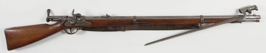 Allemagne
(BAVIÈRE) Fusil d?infanterie bavaroise à chargement par la culasse Podwils modèle 1858/67, calibre 13,9 mm. Canon rond avec hausse. Platine frappée «AMBERG 1861» sous couronne et «1871» et chien à corps plat. Garnitures en fer poinçonné. Crosse en noyer. Bretelle en cuir. Avec une baïonnette à douille au modèle, à lame triangulaire. B.E. Longueur arme: 130 cm Longueur baïonnette: 60,7 cm
