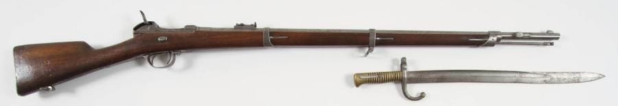 Allemagne
(BAVIÈRE) Fusil bavarois Werder modèle 1869, calibre 11,15 mm, 1er type sans sécurité. Canon rond à pans au tonnerre avec hausse, matriculé. Garnitures en fer. Crosse en noyer au même numéro que le canon. Baguette en fer. Avec un sabre-baïonnette au modèle. S.F. A.B.E. (Piqûres). Longueur arme: 130 cm Longueur baïonnette: 60 cm