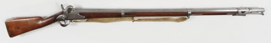 France
Fusil d?infanterie modèle 1822 T Bis. Canon rond à pans au tonnerre, poinçonné et daté «1839». Queue de culasse marquée «1822 T Bis». Platine à corps plat gravé «Mre Rle de Mutzig» et chien à corps rond. Garnitures en fer poinçonné. Crosse en noyer à joue avec beaux marquages et cheville. Bretelle en buffle blanchi, datée «1857». B.E. Longueur arme: 141,6 cm