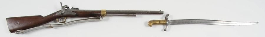 France
Mousqueton d?artillerie modèle 1829 T bis construit neuf, calibre 17,6 mm. Canon rond à pans au tonnerre, poinçonné et daté «1862», avec hausse. Queue de culasse marquée «Mle 1829 T Bis». Platine à corps plat gravé «Mre Impale de Saint Étienne» et chien à corps rond. Garnitures en laiton. Baguette en fer. Crosse en noyer au même numéro avec marquages et cheville. Bretelle en buffle blanchi. Avec une baïonnette modèle 1842. Lame Yatagan à dos plat gravé «M Impale de Chatt. Xbre 1861. S.B. Mle 1842». S.F. A.B.E. (Métal peau d?orange). Longueur arme: 98,5 cm Longueur baïonnette: 69,5 cm