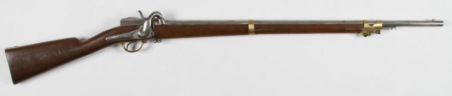 France
Mousqueton de cavalerie Arcelin modèle 1856. Canon rond à pans au tonnerre, avec culasse mobile. Platine arrière signée «Mre Impale de Chatellerault» et chien à corps rond. Garnitures en laiton poinçonné «J» sous couronne. Crosse en noyer poinçonné. Baguette en fer. Vis au numéro 42. Longueur canon: 76,5 mm - Longueur totale: 118 cm B.E