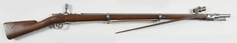 France
Intéressant fusil d?infanterie modèle 1857 de fabrication Escoffier transformé à chargement par culasse coulissante, modèle d?essai. Canon rond avec restes de poinçon. Levier de verrou droit. Garnitures en fer. Crosse en noyer avec entures aux emplacements de la platine et de la contre platine et beau marquage «Felix ESCOFFIER ST Étienne (LOIRE) 1864». Baguette en fer. Avec une baïonnette quadrangulaire du modèle 1857. B.E