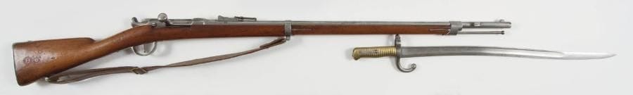France
Fusil d?infanterie Chassepot modèle 1866 à verrou. Canon rond à pans au tonnerre, avec hausse. Boîte de culasse marquée «Manufacture Impériale Chatellerault. Mle 1866». Garnitures et baguette en fer. Crosse en noyer avec cheville et marquages de la M.I. et de la M.A. Bretelle en cuir brun. Avec une baïonnette datée 1868. S.F. B.E. Longueur arme: 125 cm Longueur baïonnette: 69 cm