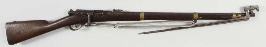 France
Carabine de gendarmerie Gras modèle 1866-74 M80. Canon rond à pans au tonnerre (petites piqûres), avec hausse graduée. Boîte de culasse marquée «St Étienne MLE 1866-74 M80». Garnitures en laiton poinçonné. Crosse en noyer, numérotée. Baguette en fer. Bretelle en buffle blanchi. Avec une baïonnette à douille. Lame quadrangulaire. S.F. A.B.E. Longueur arme: 116 cm Longueur baïonnette: 47,5 cm